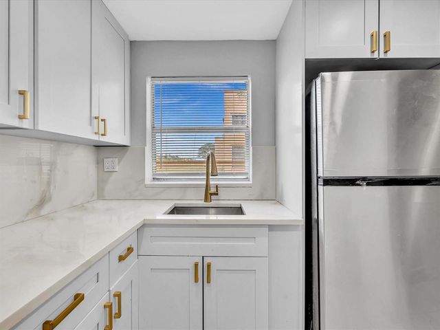 9041 Sunrise Lakes Boulevard 113, Sunrise, FL 33322