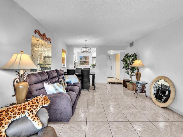 9041 Sunrise Lakes Boulevard 113, Sunrise, FL 33322
