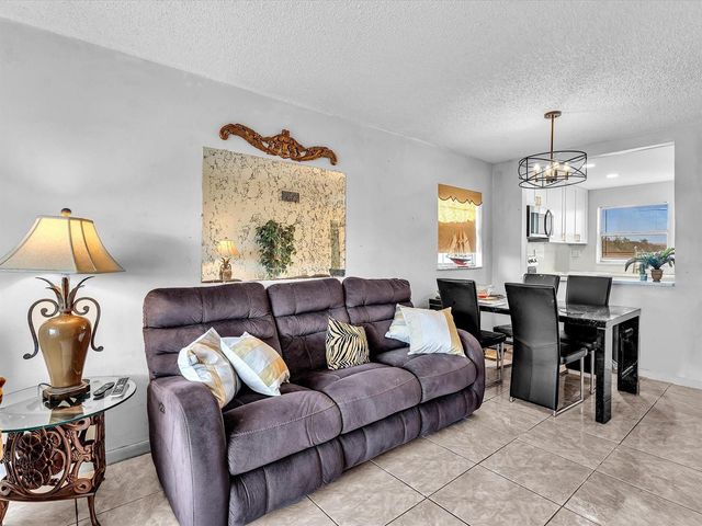9041 Sunrise Lakes Boulevard 113, Sunrise, FL 33322
