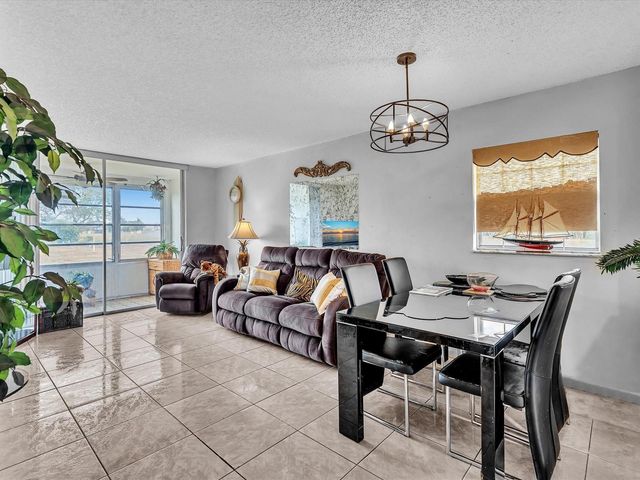 9041 Sunrise Lakes Boulevard 113, Sunrise, FL 33322