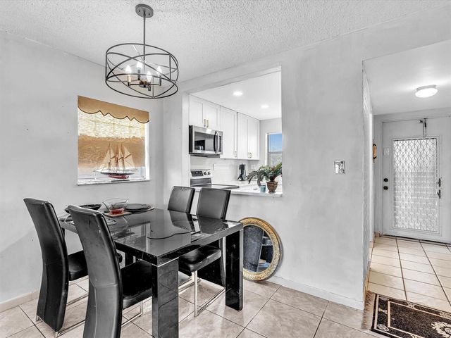 9041 Sunrise Lakes Boulevard 113, Sunrise, FL 33322