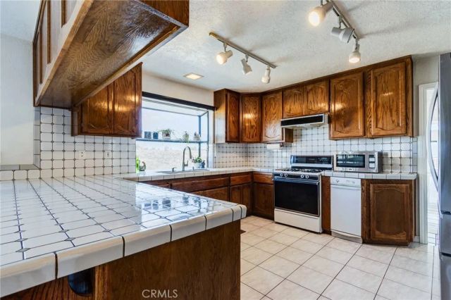 8384 Highland Court, Oak Hills, CA 92344