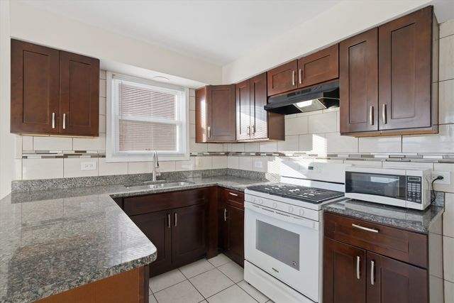 6135 W 79th Street W 1, Burbank, IL 60459