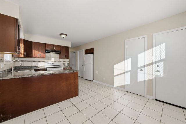 6135 W 79th Street W 1, Burbank, IL 60459