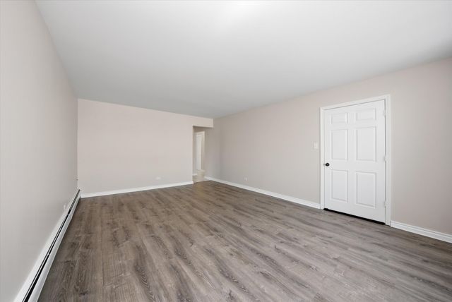 6135 W 79th Street W 1, Burbank, IL 60459