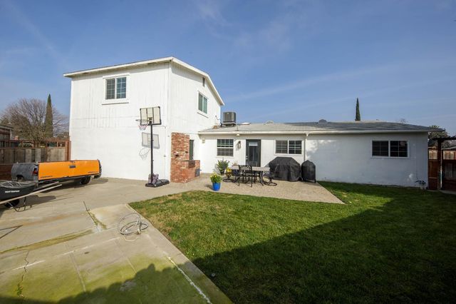 840 Del Monte Ct, Manteca, CA 95336