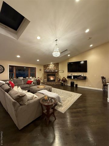 57 Laurel Road, Lindenhurst, NY 11757