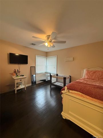 57 Laurel Road, Lindenhurst, NY 11757