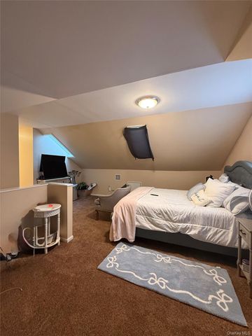 57 Laurel Road, Lindenhurst, NY 11757