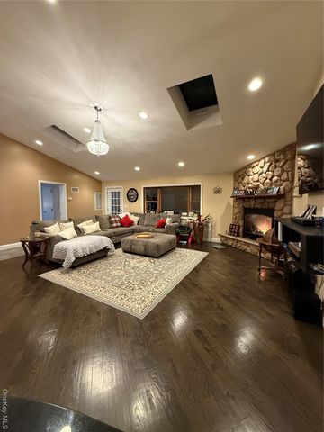 57 Laurel Road, Lindenhurst, NY 11757