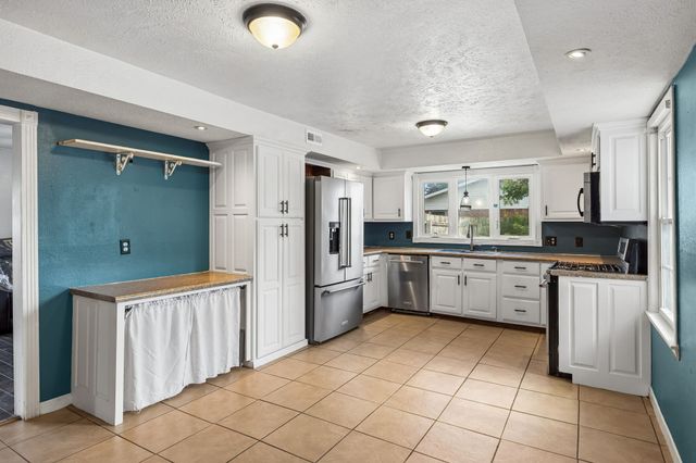 312 Hinson St, Hohenwald, TN 38462