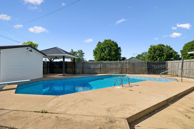 312 Hinson St, Hohenwald, TN 38462