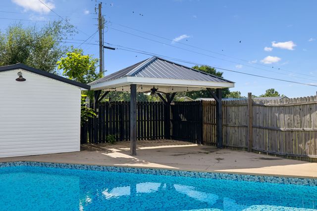 312 Hinson St, Hohenwald, TN 38462