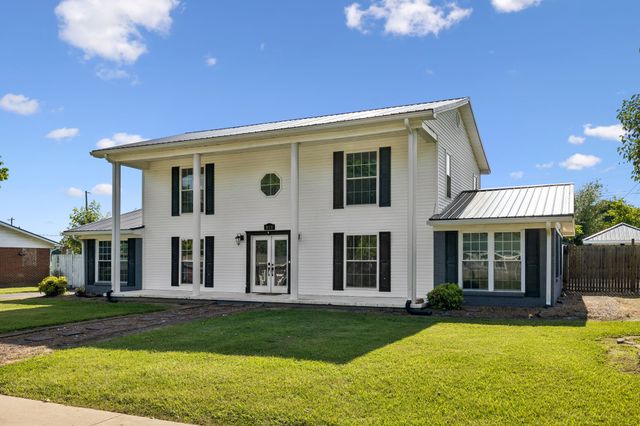 312 Hinson St, Hohenwald, TN 38462