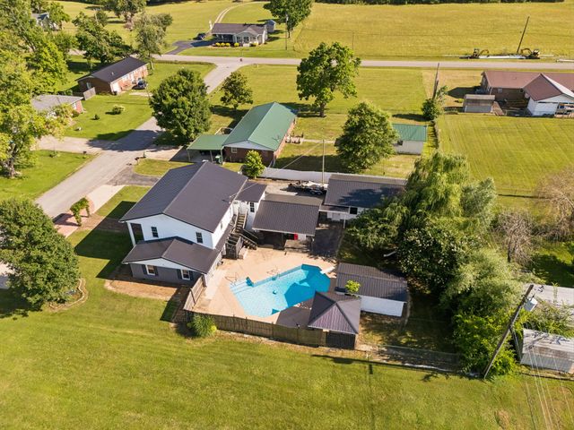 312 Hinson St, Hohenwald, TN 38462