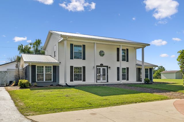 312 Hinson St, Hohenwald, TN 38462