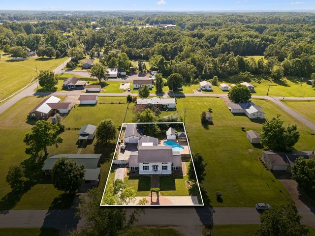 312 Hinson St, Hohenwald, TN 38462