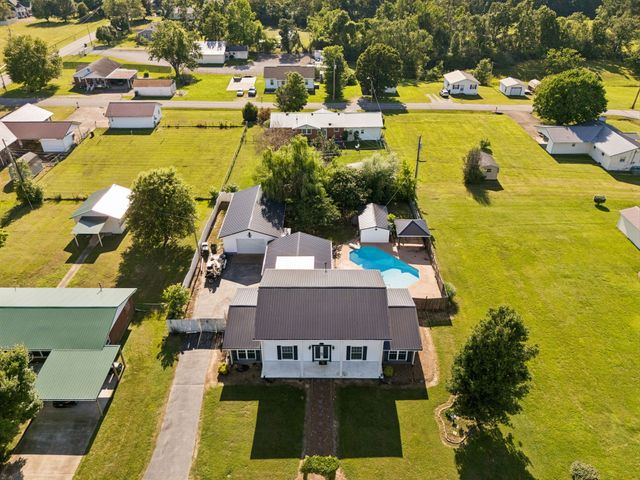312 Hinson St, Hohenwald, TN 38462
