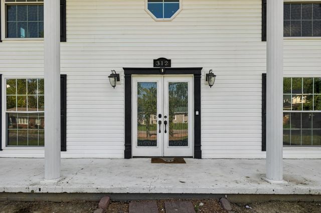 312 Hinson St, Hohenwald, TN 38462