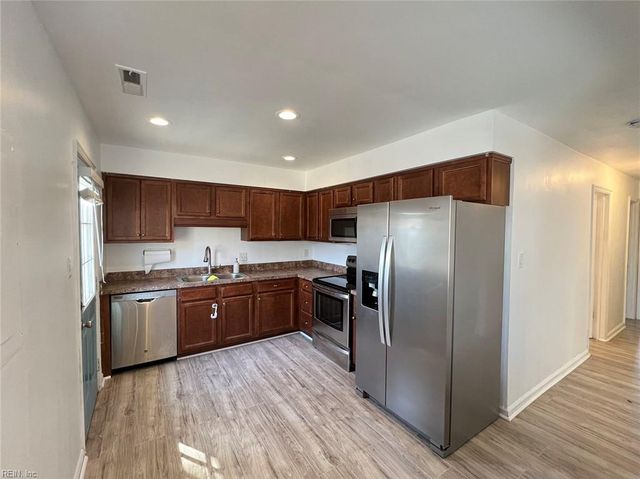 1530 Hummingbird LN, Virginia Beach, VA 23454