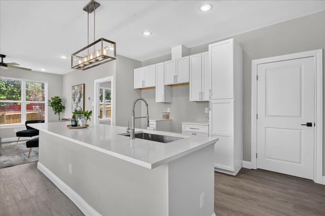 808 Premier, Grand Prairie, TX 75051
