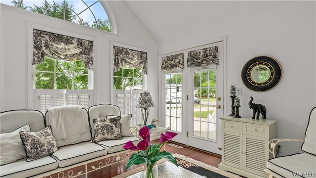 25 Elmsford Drive, West Seneca, NY 14224