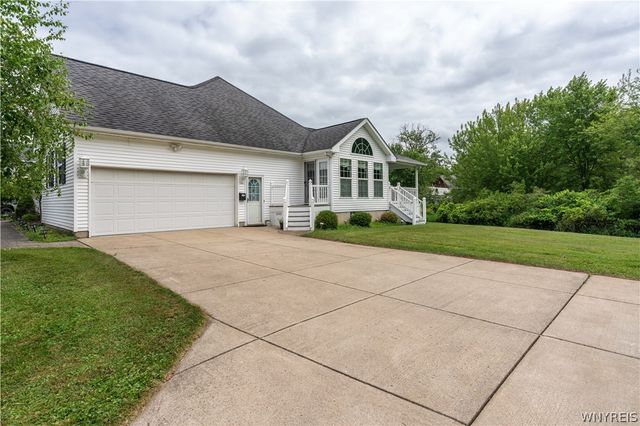 25 Elmsford Drive, West Seneca, NY 14224