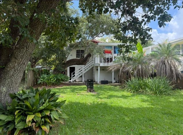 162 Smith Ln, Grand Isle, LA 70358