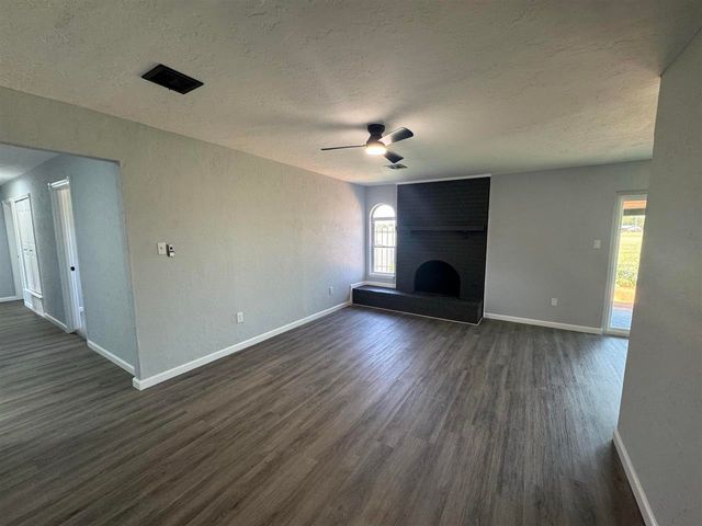 1650 NW 50th St, Lawton, OK 73505
