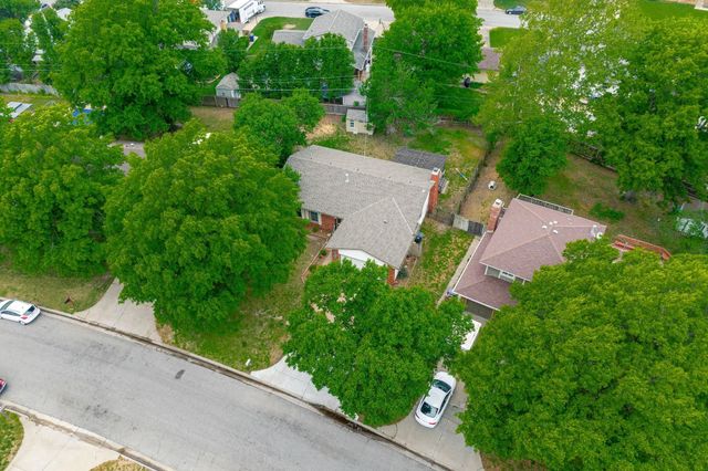 1121 N Hazelwood Ln, Wichita, KS 67212