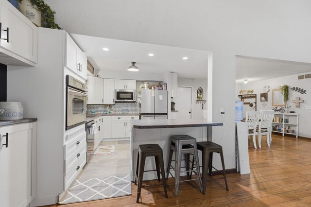 1121 N Hazelwood Ln, Wichita, KS 67212