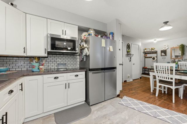 1121 N Hazelwood Ln, Wichita, KS 67212