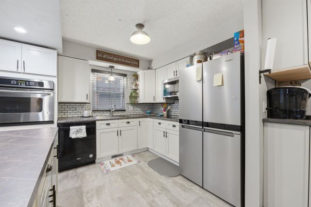 1121 N Hazelwood Ln, Wichita, KS 67212