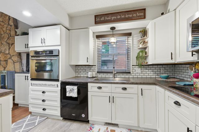 1121 N Hazelwood Ln, Wichita, KS 67212