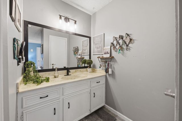 1121 N Hazelwood Ln, Wichita, KS 67212