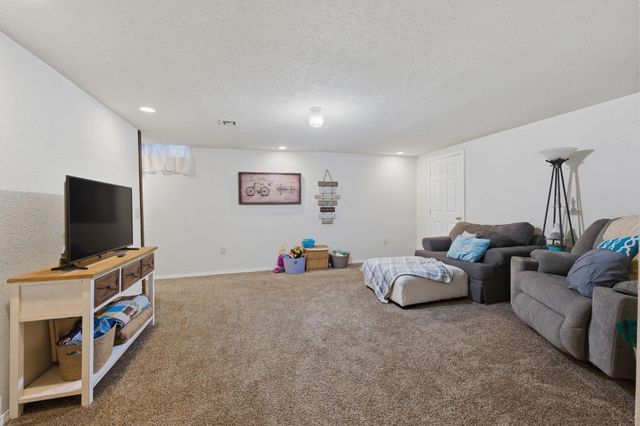 1121 N Hazelwood Ln, Wichita, KS 67212