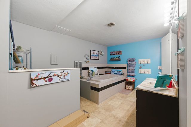 1121 N Hazelwood Ln, Wichita, KS 67212