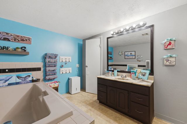 1121 N Hazelwood Ln, Wichita, KS 67212