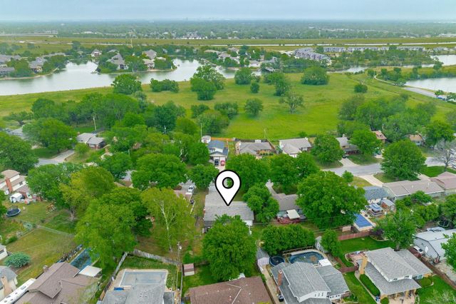 1121 N Hazelwood Ln, Wichita, KS 67212