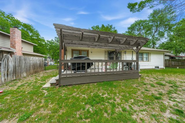 1121 N Hazelwood Ln, Wichita, KS 67212