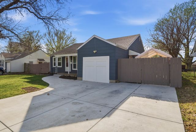 631 N Parkwood Ln, Wichita, KS 67208