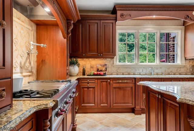 14 Grasmere Ct, Livingston Twp., NJ 07039
