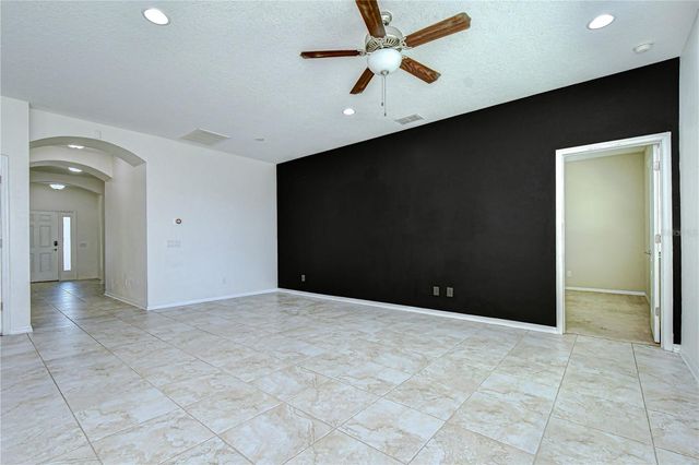 4736 WOODS LANDING LANE, Tampa, FL 33619