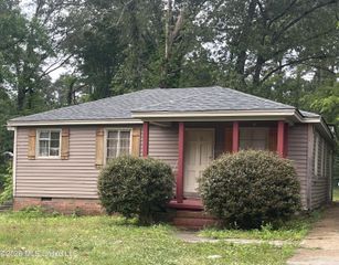 825 Combs Street, Jackson, MS 39204