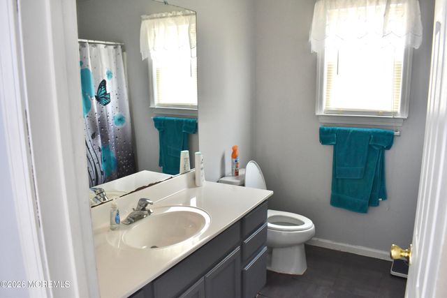 15 Dolphin Circle W, Bayville, NJ 08721