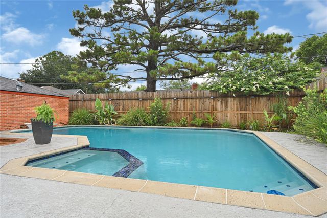 215 Coronation Drive, Houston, TX 77034