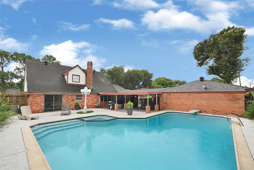 215 Coronation Drive, Houston, TX 77034