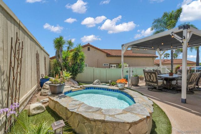821 Inspiration Ln, Escondido, CA 92025