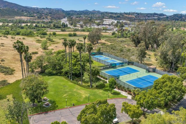 821 Inspiration Ln, Escondido, CA 92025