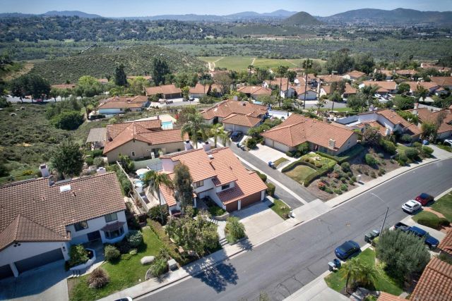 821 Inspiration Ln, Escondido, CA 92025